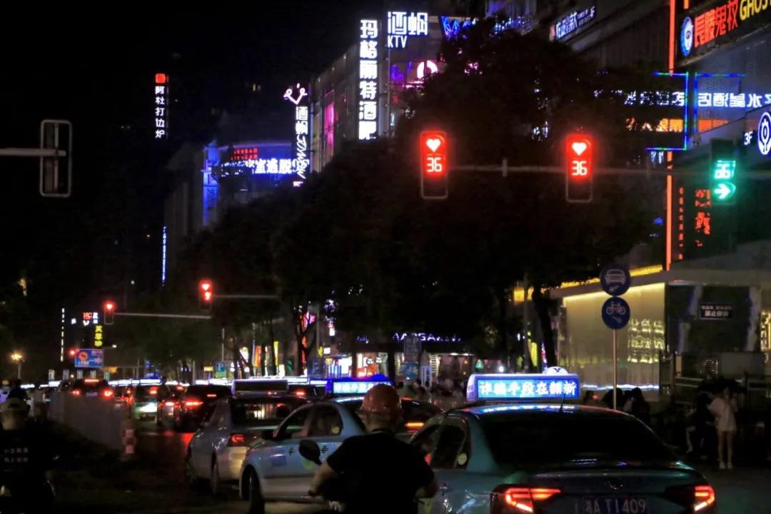 七夕长沙，爱心红绿灯正在上演！